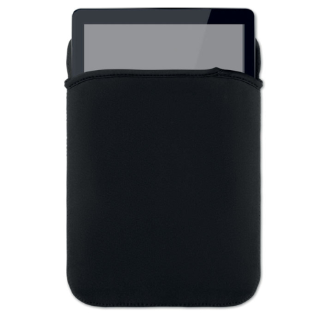 Vue de face de la pochette noire en néoprène contenant une tablette, dont la partie supérieure de l’écran reste visible au-dessu