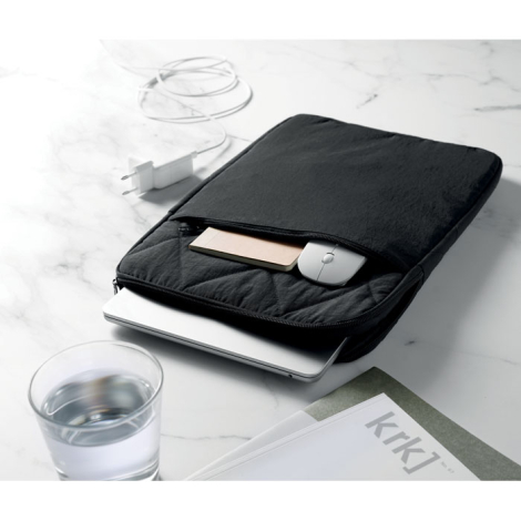 Pochette noire posée sur une table, avec ordinateur partiellement sorti et poche frontale zippée ouverte contenant une souris et