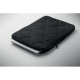 Pochette noire matelassée présentée en perspective avec un ordinateur portable partiellement inséré et fermeture zippée visible Pochette noire matelassée présentée en perspective avec un ordinateur portable partiellement inséré et fermeture zippée visible