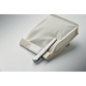 Sachet beige ouvert posé sur une surface claire, avec cuillère doseuse en acier inoxydable fixée sur le bord replié à l’aide de 