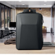 Sac à dos noir vu de face et posé sur une table dans un espace de travail, montrant sa façade rigide aux reliefs géométriques et Sac à dos noir vu de face et posé sur une table dans un espace de travail, montrant sa façade rigide aux reliefs géométriques et