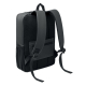 Vue arrière de trois quarts du sac à dos noir montrant les deux bretelles réglables, le dos en maille rembourrée, la poche arriè Vue arrière de trois quarts du sac à dos noir montrant les deux bretelles réglables, le dos en maille rembourrée, la poche arriè