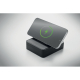 Smartphone posé en position inclinée sur le support de l’enceinte noire, avec symbole de charge affiché sur son écran. Smartphone posé en position inclinée sur le support de l’enceinte noire, avec symbole de charge affiché sur son écran.