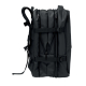 Vue latérale du sac à dos noir montrant son épaisseur, plusieurs compartiments zippés et deux sangles de compression réglables. Vue latérale du sac à dos noir montrant son épaisseur, plusieurs compartiments zippés et deux sangles de compression réglables.