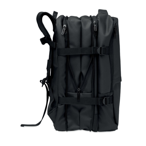Vue latérale du sac à dos noir montrant son épaisseur, plusieurs compartiments zippés et deux sangles de compression réglables.