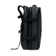Vue de profil du sac à dos noir montrant les différents compartiments zippés et les deux sangles latérales de compression. Vue de profil du sac à dos noir montrant les différents compartiments zippés et les deux sangles latérales de compression.