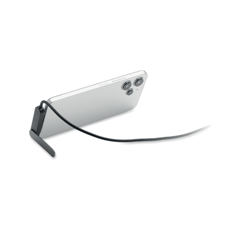 Smartphone maintenu horizontalement par le support intégré au câble USB-C noir, avec pied déplié à l’arrière.