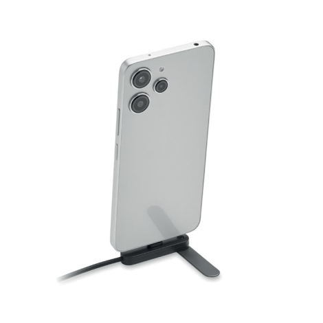 Smartphone maintenu verticalement sur le support intégré au câble USB-C noir, avec pied déplié vers l’avant.