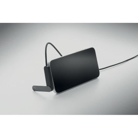 Smartphone posé horizontalement sur le support intégré au câble USB-C noir, avec pied déplié.