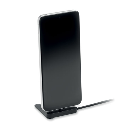 Smartphone posé verticalement sur le support intégré au câble USB-C noir, avec câble visible sur le côté. Title