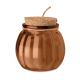 Bougie dans un pot en verre brun à reliefs verticaux, fermée par un couvercle rond en liège et entourée d’une ficelle en jute. Bougie dans un pot en verre brun à reliefs verticaux, fermée par un couvercle rond en liège et entourée d’une ficelle en jute.
