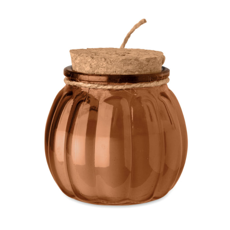 Bougie dans un pot en verre brun à reliefs verticaux, fermée par un couvercle rond en liège et entourée d’une ficelle en jute.