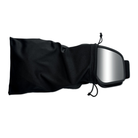 Masque de ski noir partiellement glissé dans sa pochette de rangement noire à cordon de serrage.