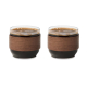 Deux tasses en verre avec poignée en noyer, remplies de café et présentées côte à côte. Deux tasses en verre avec poignée en noyer, remplies de café et présentées côte à côte.