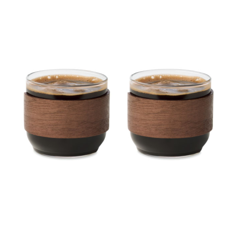 Deux tasses en verre avec poignée en noyer, remplies de café et présentées côte à côte.