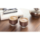 Deux tasses à café en verre avec poignée en noyer posées sur une table en bois, accompagnées d’une cafetière et de livres. Deux tasses à café en verre avec poignée en noyer posées sur une table en bois, accompagnées d’une cafetière et de livres.