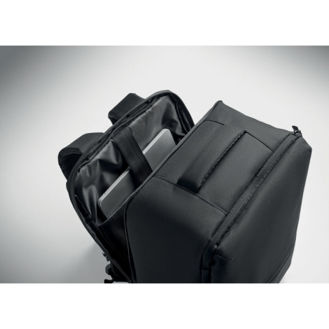 Sac à dos noir ouvert montrant son compartiment intérieur rembourré contenant un ordinateur portable.