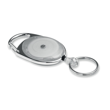 Vue en perspective d’un porte-badge rétractable transparent avec contour métallique, mousqueton et anneau.