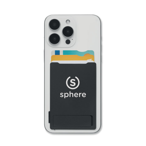 Porte-cartes magnétique noir fixé au dos d’un smartphone, contenant plusieurs cartes et présentant un marquage blanc visible sur