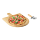 Pizza posée sur la planche en bambou à poignée, avec la roulette à pizza placée à côté.