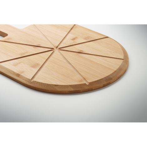 Gros plan sur la surface de la planche en bambou montrant les rainures radiales convergeant vers le centre.