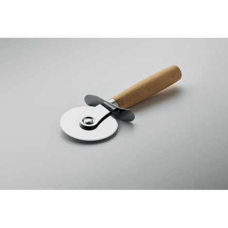 Vue rapprochée de la roulette à pizza avec lame circulaire métallique, protège-doigts et manche en bois.