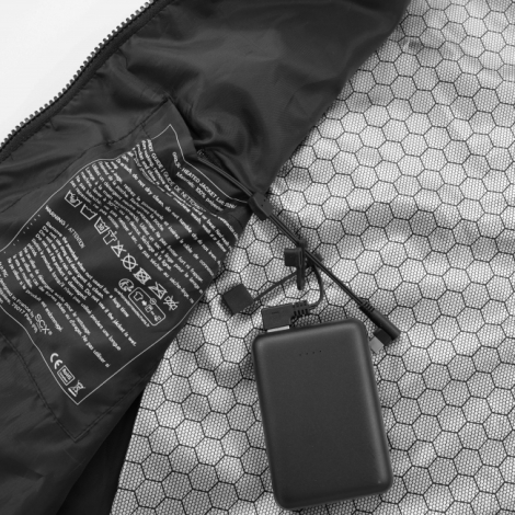 Vue détaillée de l'intérieur du gilet chauffant ouvert, montrant la doublure à motif hexagonal, l'étiquette d'entretien et une b