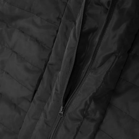 Gros plan sur une poche intérieure zippée du gilet noir, avec fermeture éclair verticale et tissu de doublure lisse, à côté des 