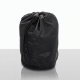 Vue de face d'une housse de rangement noire en tissu souple, de forme cylindrique, fermée par un cordon de serrage coulissant su Vue de face d'une housse de rangement noire en tissu souple, de forme cylindrique, fermée par un cordon de serrage coulissant su