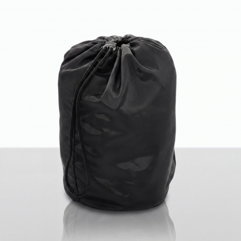 Vue de face d'une housse de rangement noire en tissu souple, de forme cylindrique, fermée par un cordon de serrage coulissant su