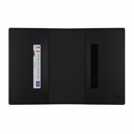 Vue intérieure du porte-passeport noir avec emplacements pour documents et cartes.