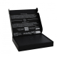 Porte-passeport noir présenté dans son coffret cadeau ouvert avec informations sur la carte de suivi intégrée. Porte-passeport noir présenté dans son coffret cadeau ouvert avec informations sur la carte de suivi intégrée.