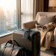 Étiquette de bagage noire accrochée à une valise dans une chambre d'hôtel. Étiquette de bagage noire accrochée à une valise dans une chambre d'hôtel.