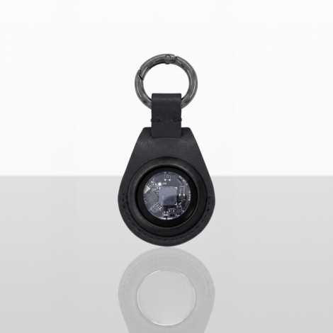Vue du porte-clés connecté noir laissant apparaître les composants électroniques de son traceur.