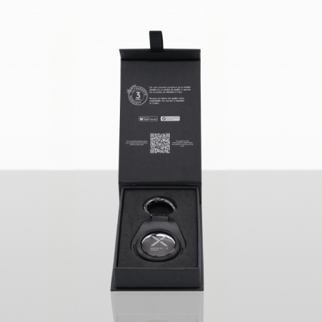 Porte-clés connecté noir présenté dans son coffret cadeau ouvert avec informations et QR code.