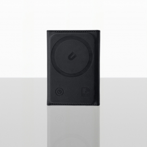 Vue arrière du portefeuille connecté noir avec zone circulaire de recharge sans fil et bouton d'alimentation.