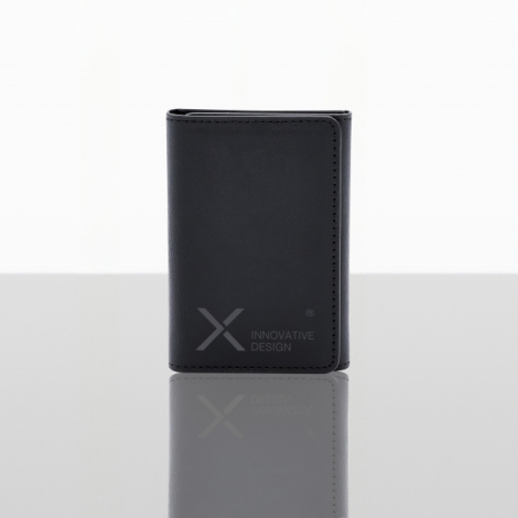 Portefeuille connecté noir fermé avec logo personnalisé sur la face extérieure.