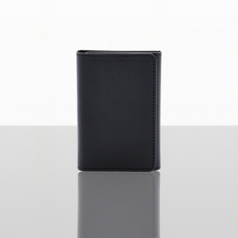 Portefeuille connecté noir fermé sans marquage, avec surface extérieure lisse et coutures sur les bords.