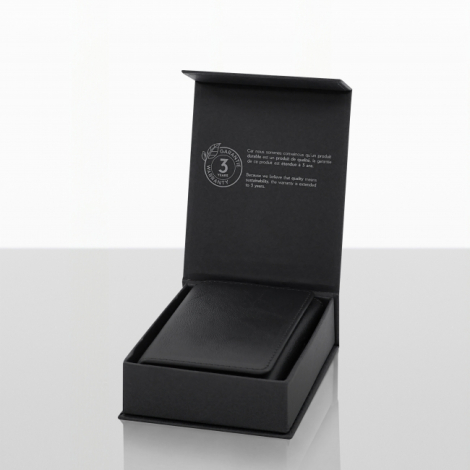 Portefeuille connecté noir présenté dans son coffret cadeau ouvert avec inscription de garantie de trois ans.