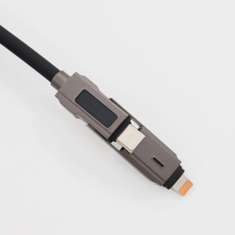 Gros plan sur les connecteurs USB-C et Lightning du câble de recharge multiconnecteur noir.