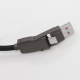 Détail des connecteurs USB-A et USB-C intégrés à une extrémité du câble de recharge noir. Détail des connecteurs USB-A et USB-C intégrés à une extrémité du câble de recharge noir.