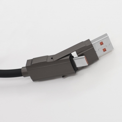 Détail des connecteurs USB-A et USB-C intégrés à une extrémité du câble de recharge noir.