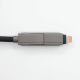 Vue de profil du connecteur Lightning du câble de recharge avec boîtier gris. Vue de profil du connecteur Lightning du câble de recharge avec boîtier gris.