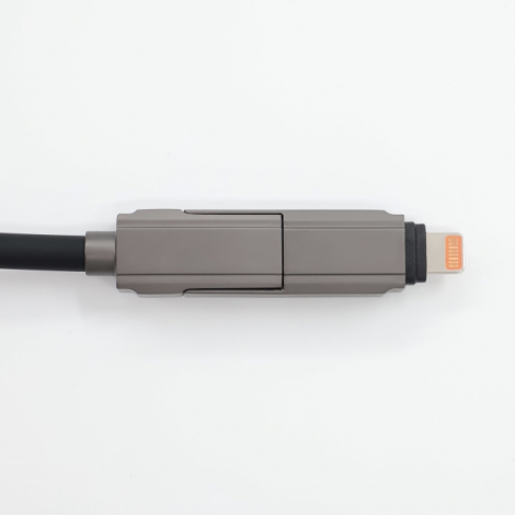 Vue de profil du connecteur Lightning du câble de recharge avec boîtier gris.