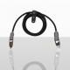 Câble de recharge multiconnecteur noir avec embouts USB et Lightning, maintenu enroulé par une attache. Câble de recharge multiconnecteur noir avec embouts USB et Lightning, maintenu enroulé par une attache.