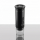 Machine à expresso portable noire vue de trois quarts avec bouton d'alimentation, port USB-C et gobelet transparent. Machine à expresso portable noire vue de trois quarts avec bouton d'alimentation, port USB-C et gobelet transparent.