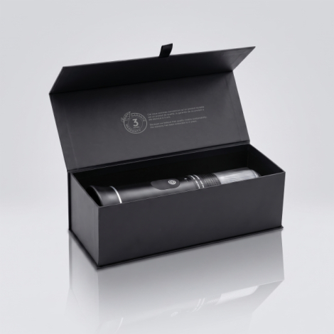 Machine à expresso portable électrique noire présentée dans son coffret cadeau ouvert avec indication de garantie de trois ans.