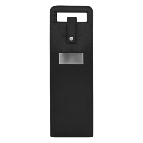 Vue de face d'un sac porte-bouteille noir à structure haute et rectangulaire, avec poignée découpée, patte de fermeture à bouton
