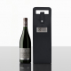 Sac porte-bouteille noir présenté de face à côté d'une bouteille de vin en verre vert foncé, avec poignée intégrée, fermeture à Sac porte-bouteille noir présenté de face à côté d'une bouteille de vin en verre vert foncé, avec poignée intégrée, fermeture à