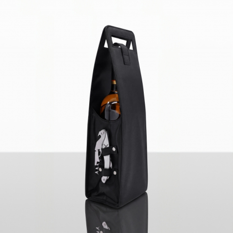 Vue latérale de trois quarts d'un sac porte-bouteille noir contenant une bouteille en verre ambré, avec poche latérale enveloppa